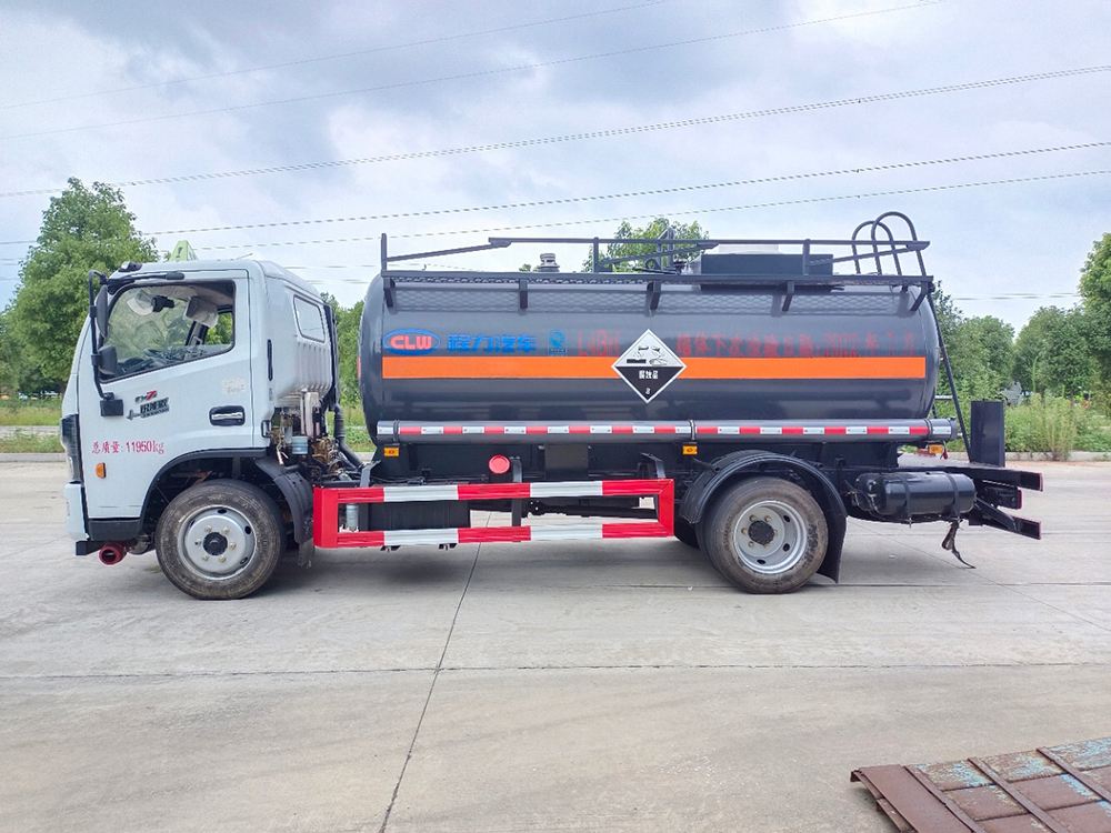 东风多利卡油罐车6.7方