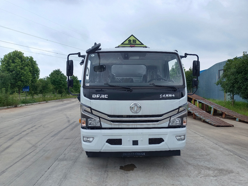 东风多利卡油罐车6.7方