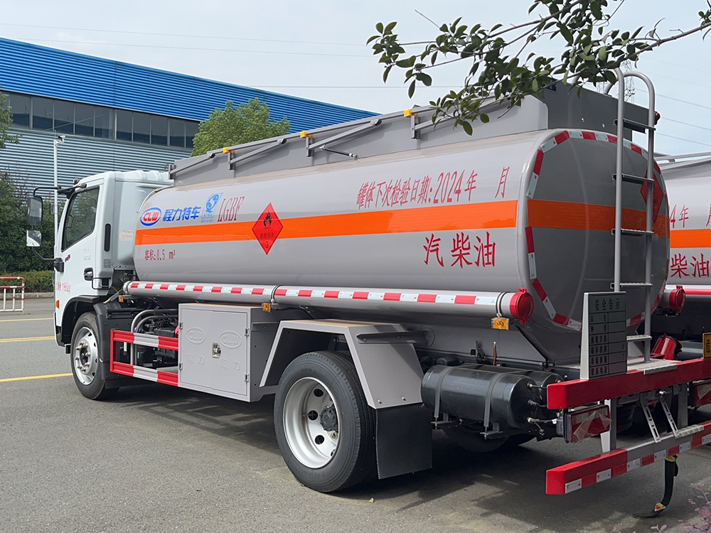 东风福瑞卡8.5方油罐车