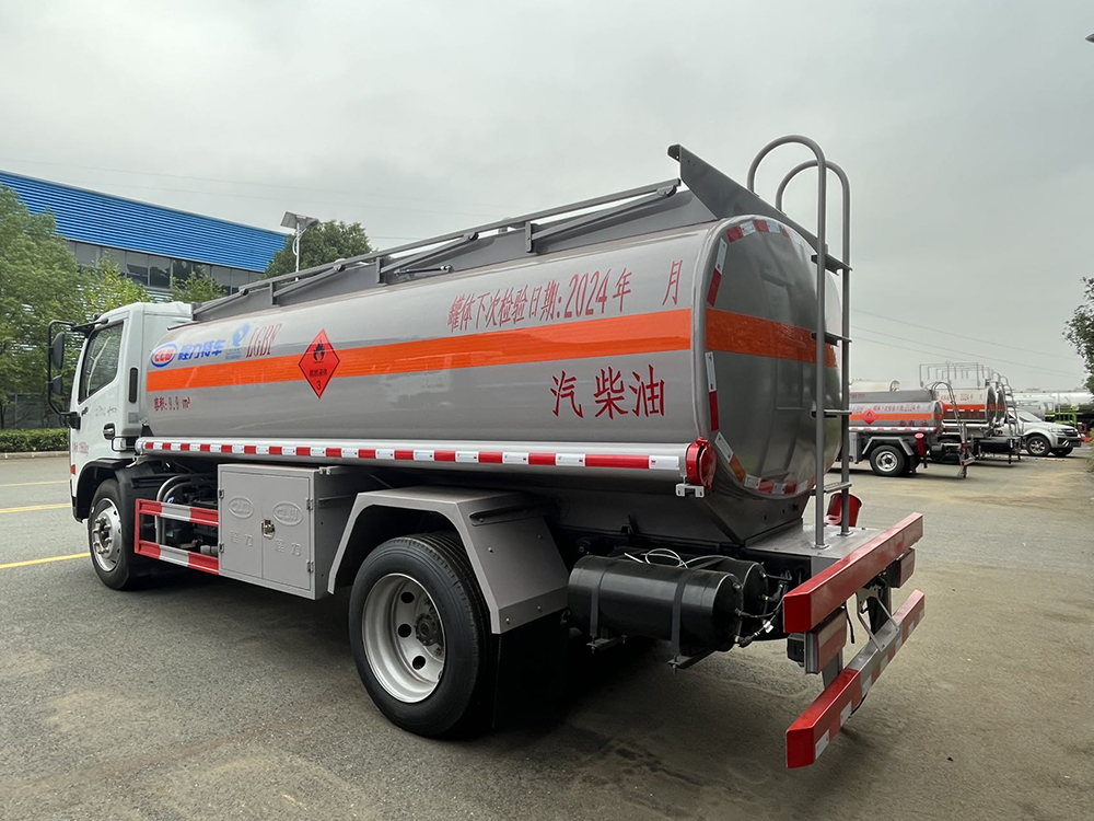 东风福瑞卡10方油罐车