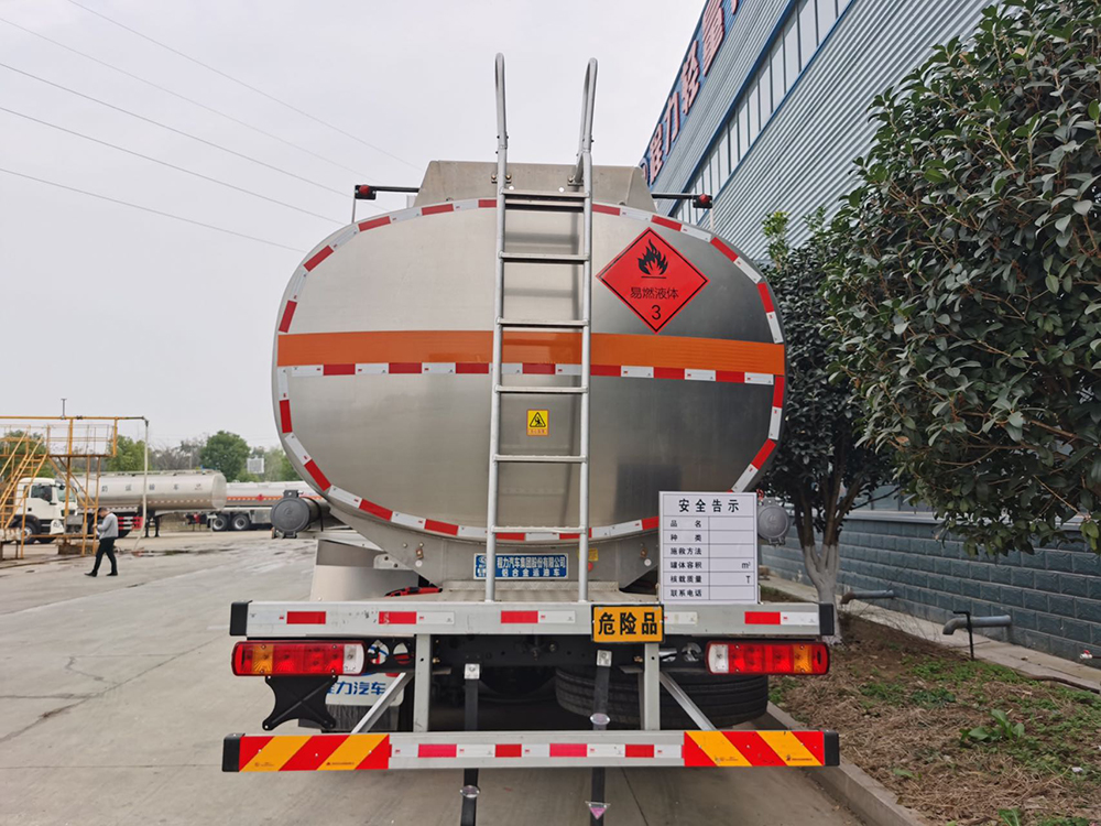 欧曼前四后八油罐车30方