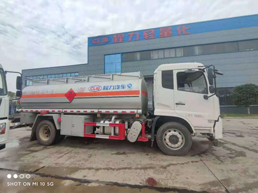 程力威牌CL5181GYYD6型加油车12.6方