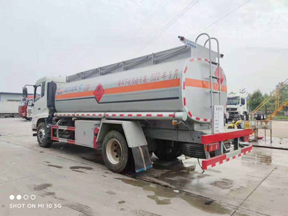 程力威牌CL5181GYYD6型加油车12.6方