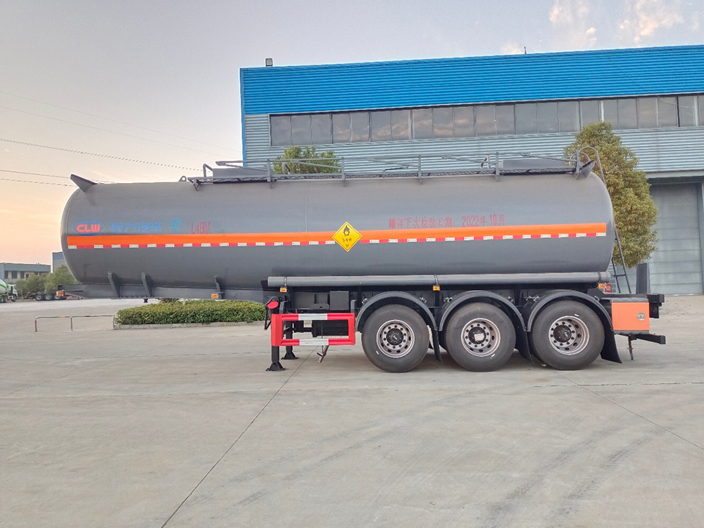 CL9401GYW氧化性物品罐式运输半挂车30.9方