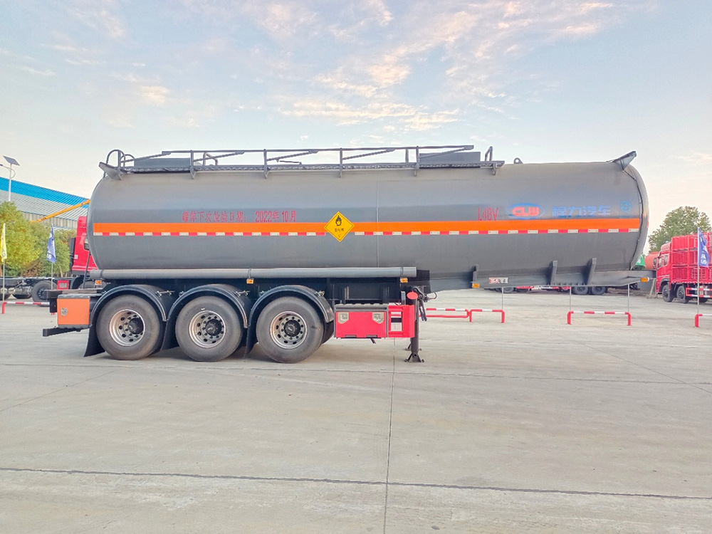CL9401GYW氧化性物品罐式运输半挂车30.9方