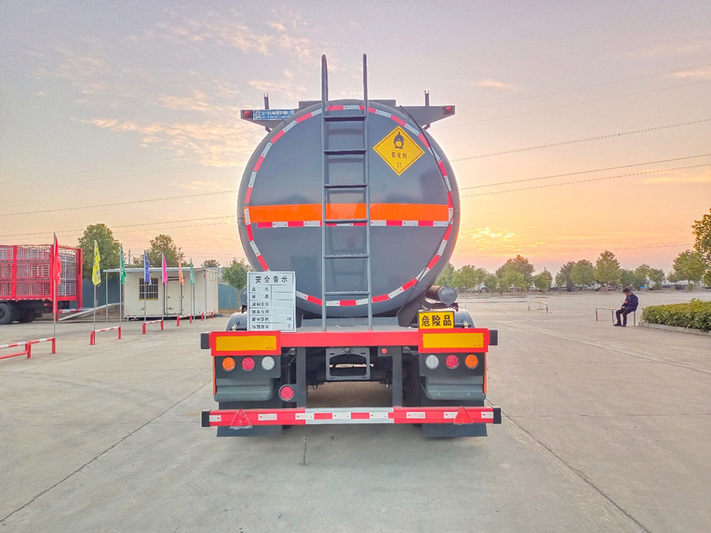 CL9401GYW氧化性物品罐式运输半挂车30.9方
