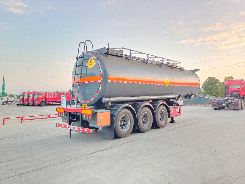CL9401GYW氧化性物品罐式运输半挂车30.9方