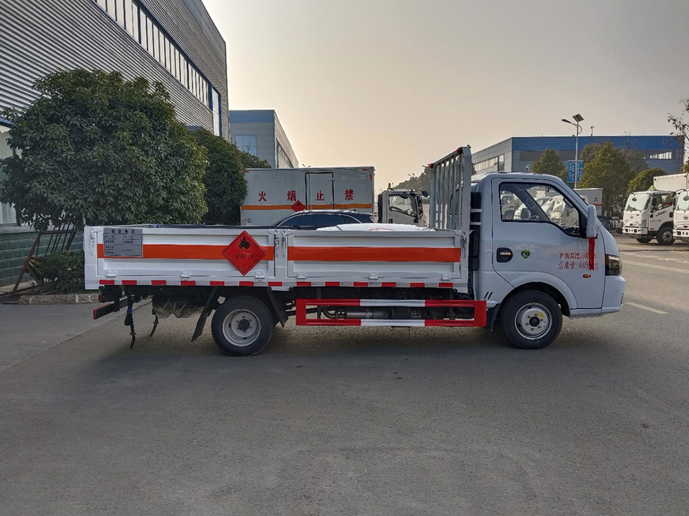 东风途逸柴油版气瓶运输车
