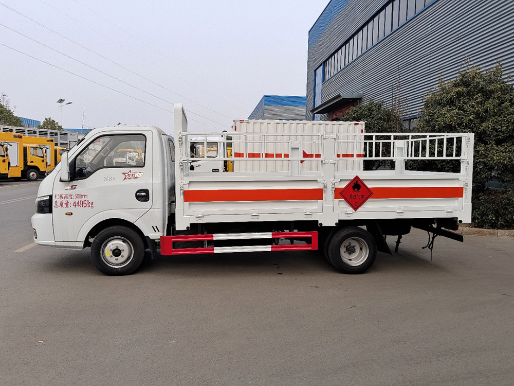 东风途逸柴油版气瓶运输车
