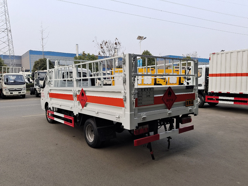 东风途逸柴油版气瓶运输车