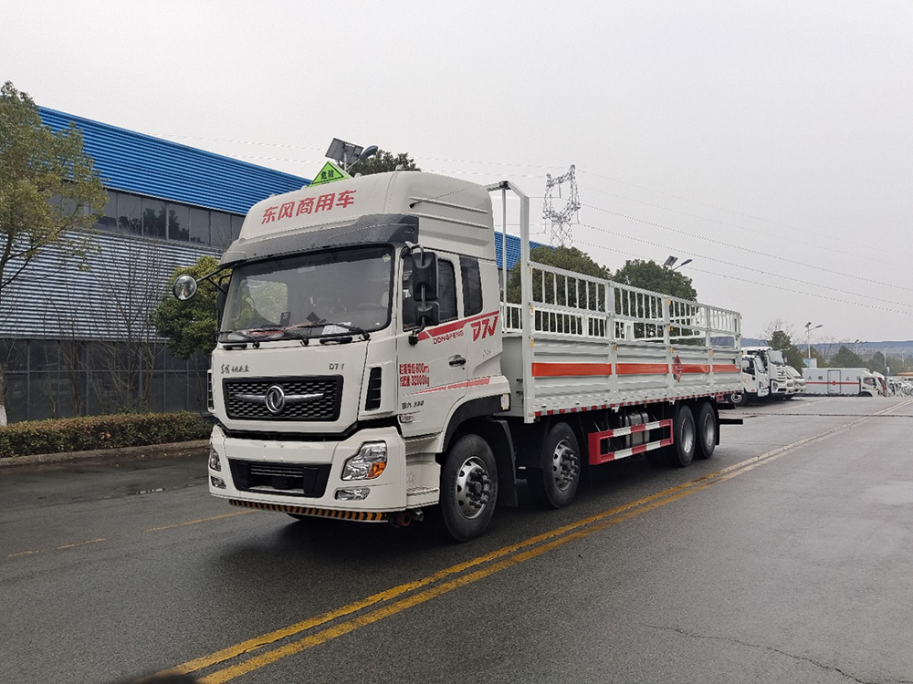 东风新汽D7V(8x4)气瓶运输车