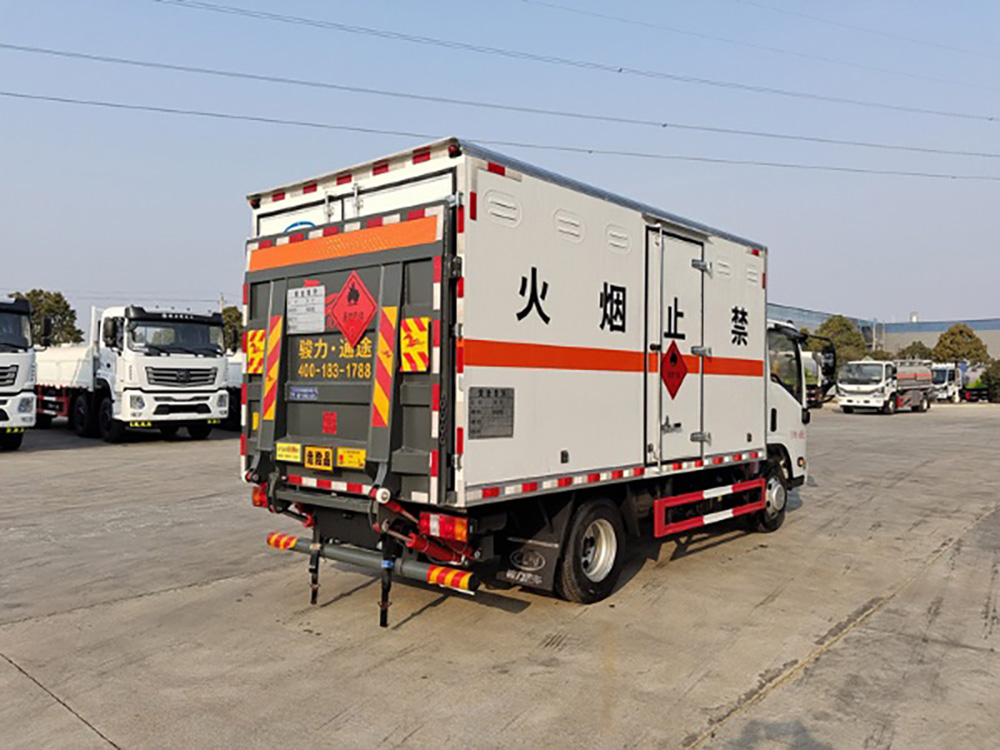 江西五十铃4米2易燃液体厢式运输车