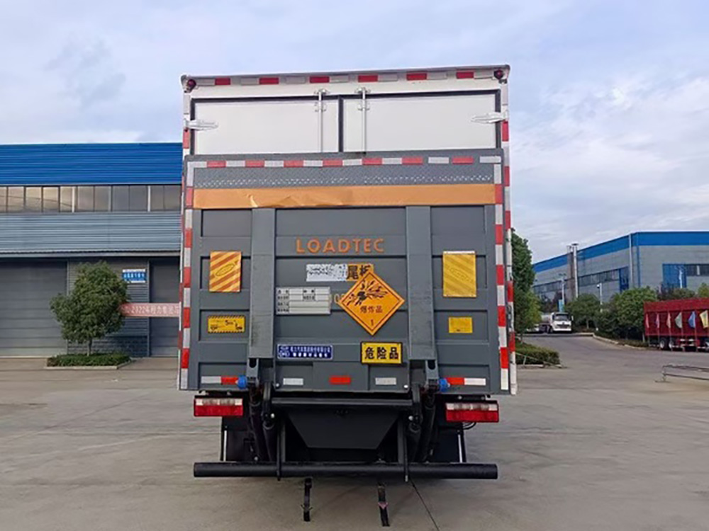 解放3900轴距易燃液体厢式运输车