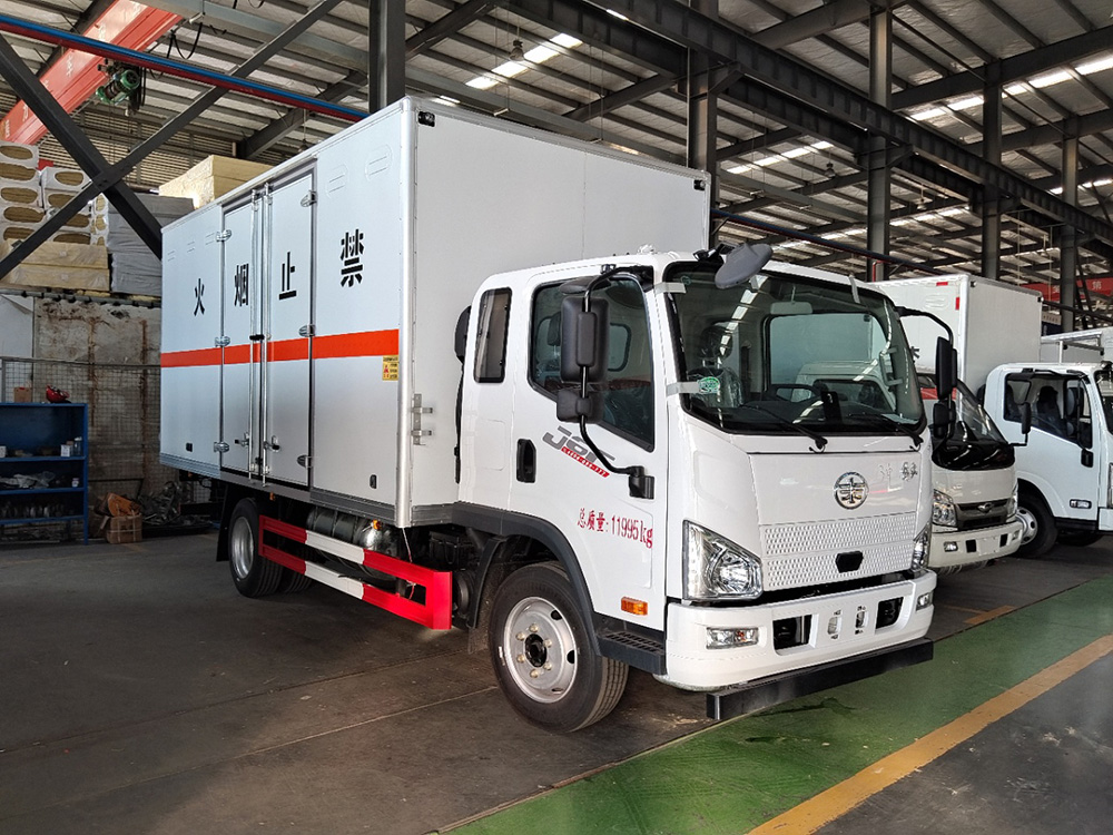 解放3900轴距易燃液体厢式运输车