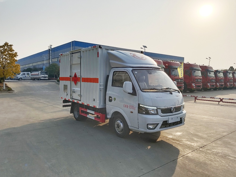 东风途逸汽油版易燃液体厢式运输车