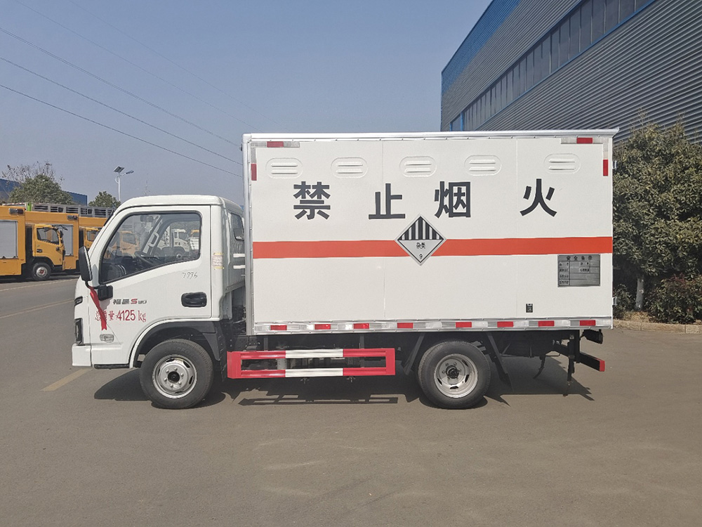跃进易燃液体厢式运输车