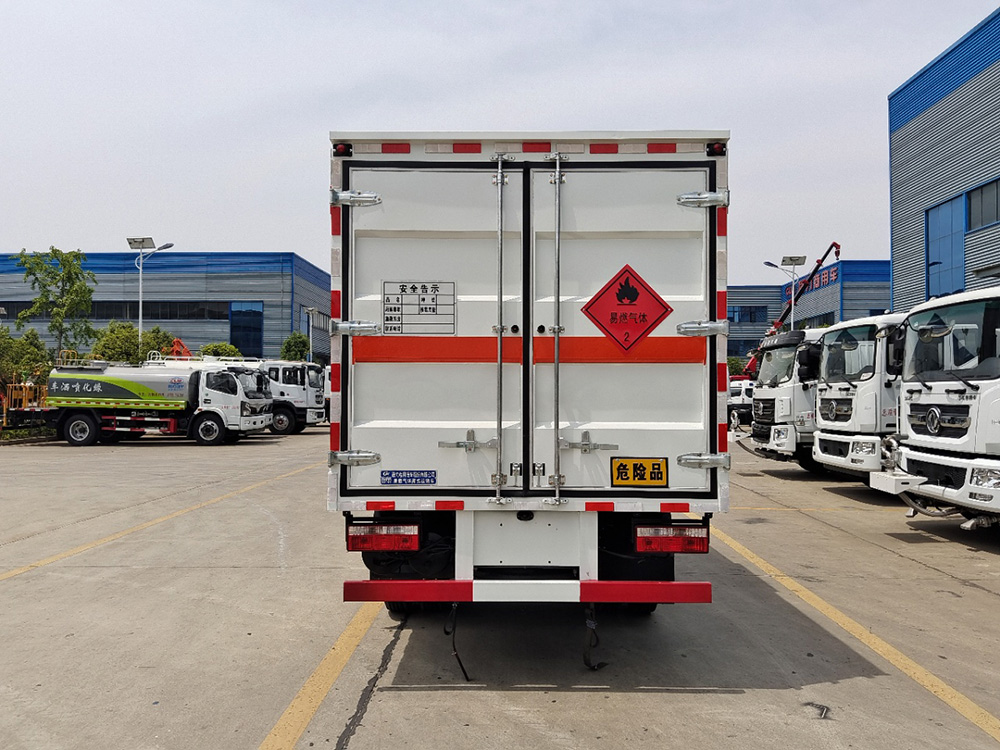 CLW5073XZW6型腐蚀性物品厢式运输车