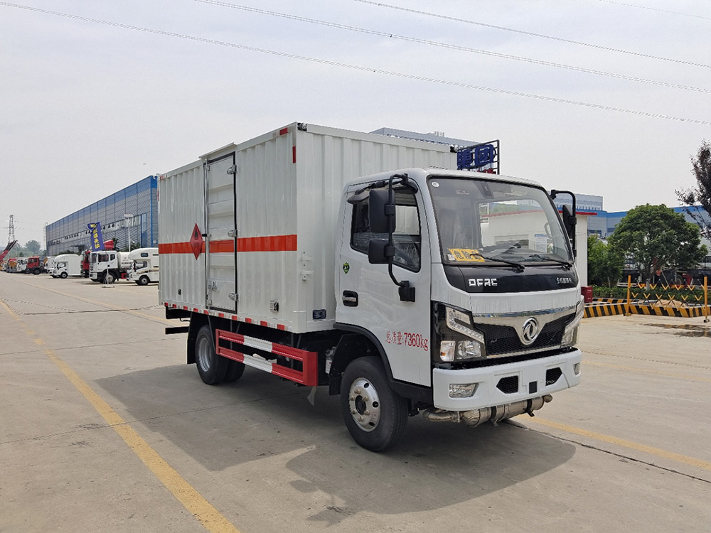 CLW5073XZW6型腐蚀性物品厢式运输车