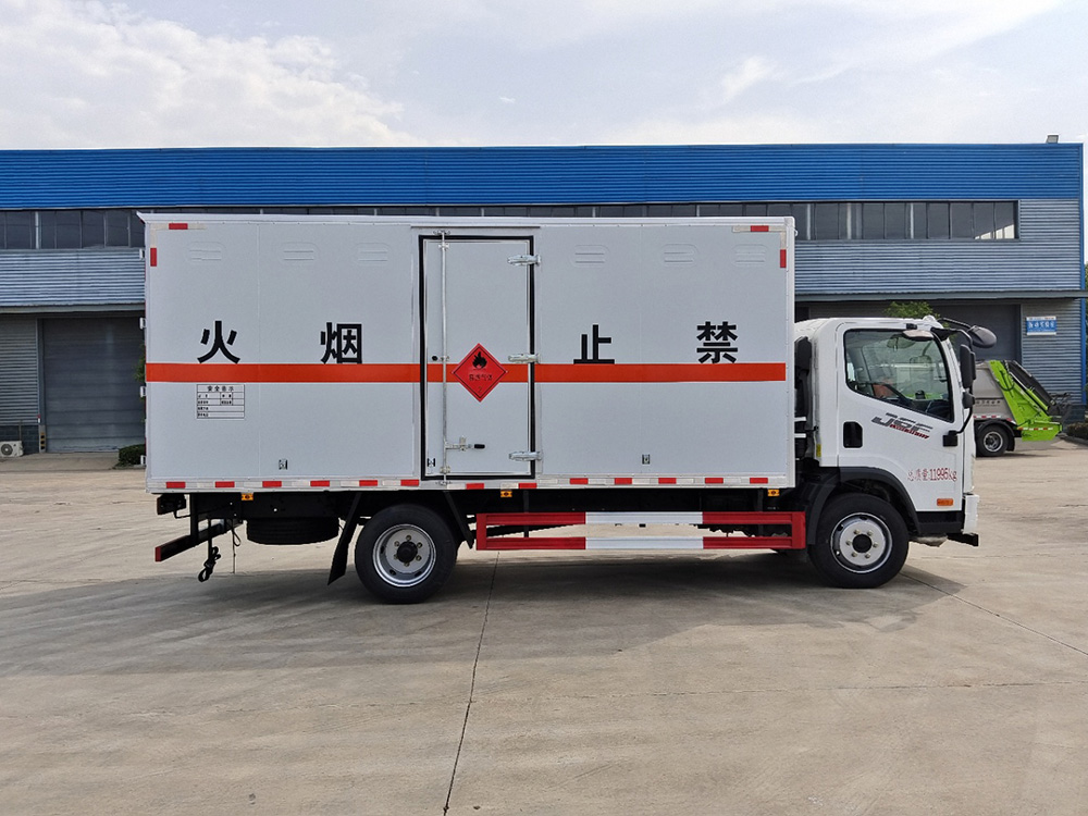 解放3900轴距杂项危险品厢式运输车