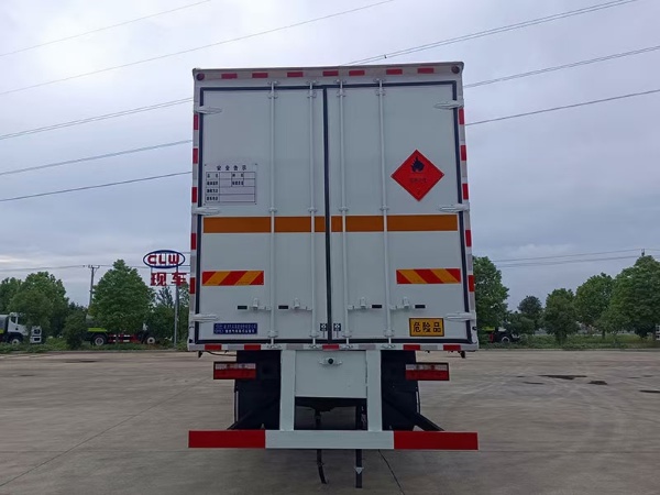 东风大多利卡D9杂项危险品厢式运输车