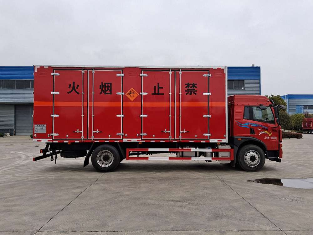 解放龙V杂项危险品厢式运输车