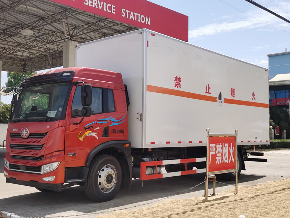 解放龙V杂项危险品厢式运输车