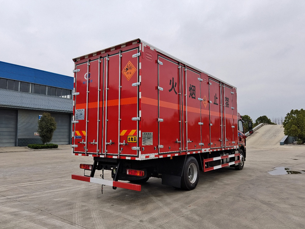 解放龙V杂项危险品厢式运输车