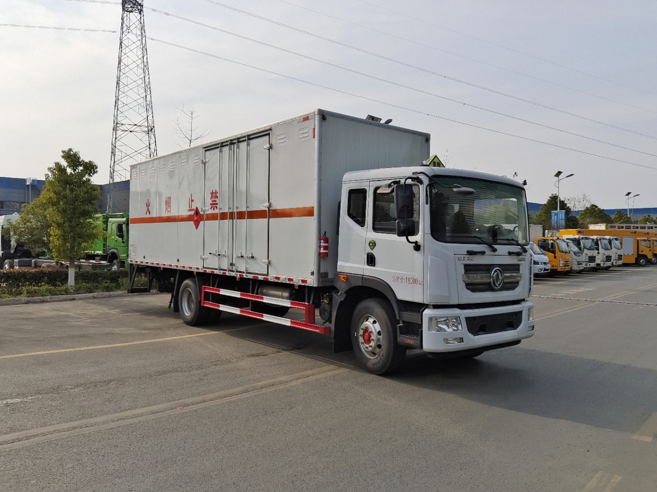 东风大多利卡D9杂项危险品厢式运输车