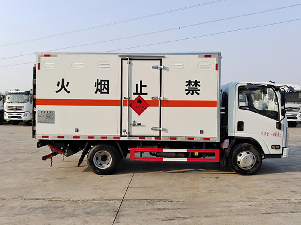 江西五十铃4米2杂项危险品厢式运输车