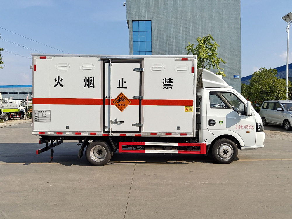 东风途逸柴油版杂项危险品厢式运输车