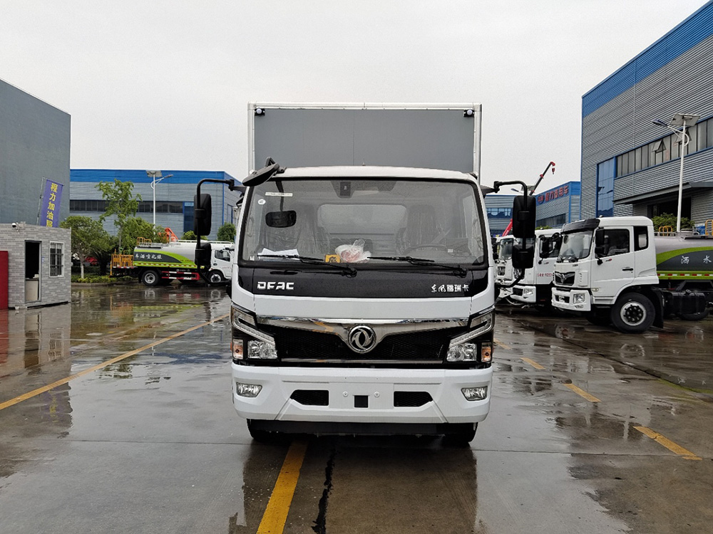 东风3800轴距杂项危险品厢式运输车