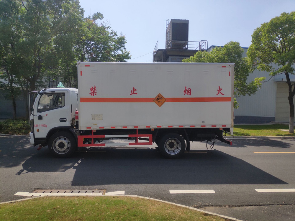 东风3800轴距杂项危险品厢式运输车
