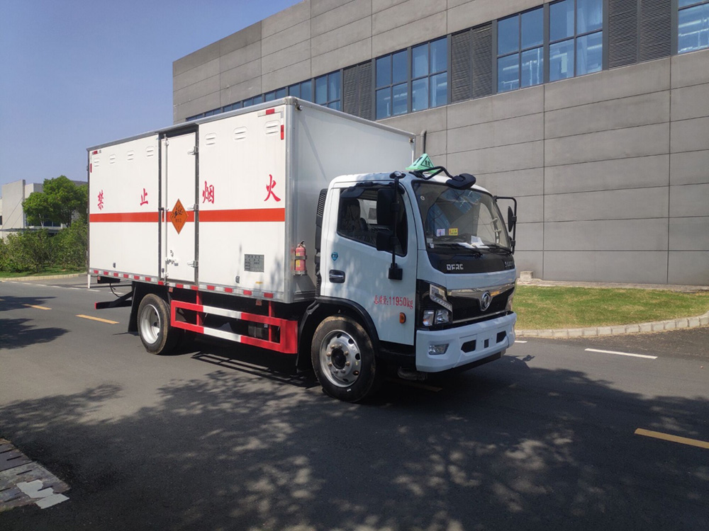 东风3800轴距杂项危险品厢式运输车