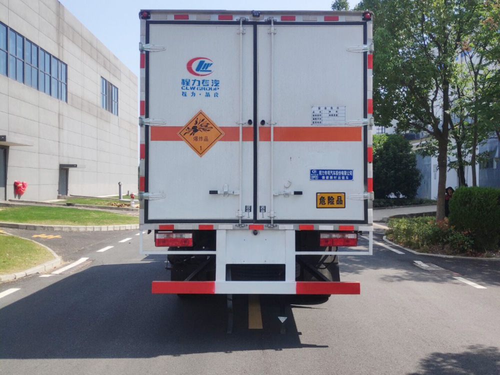 东风3800轴距杂项危险品厢式运输车